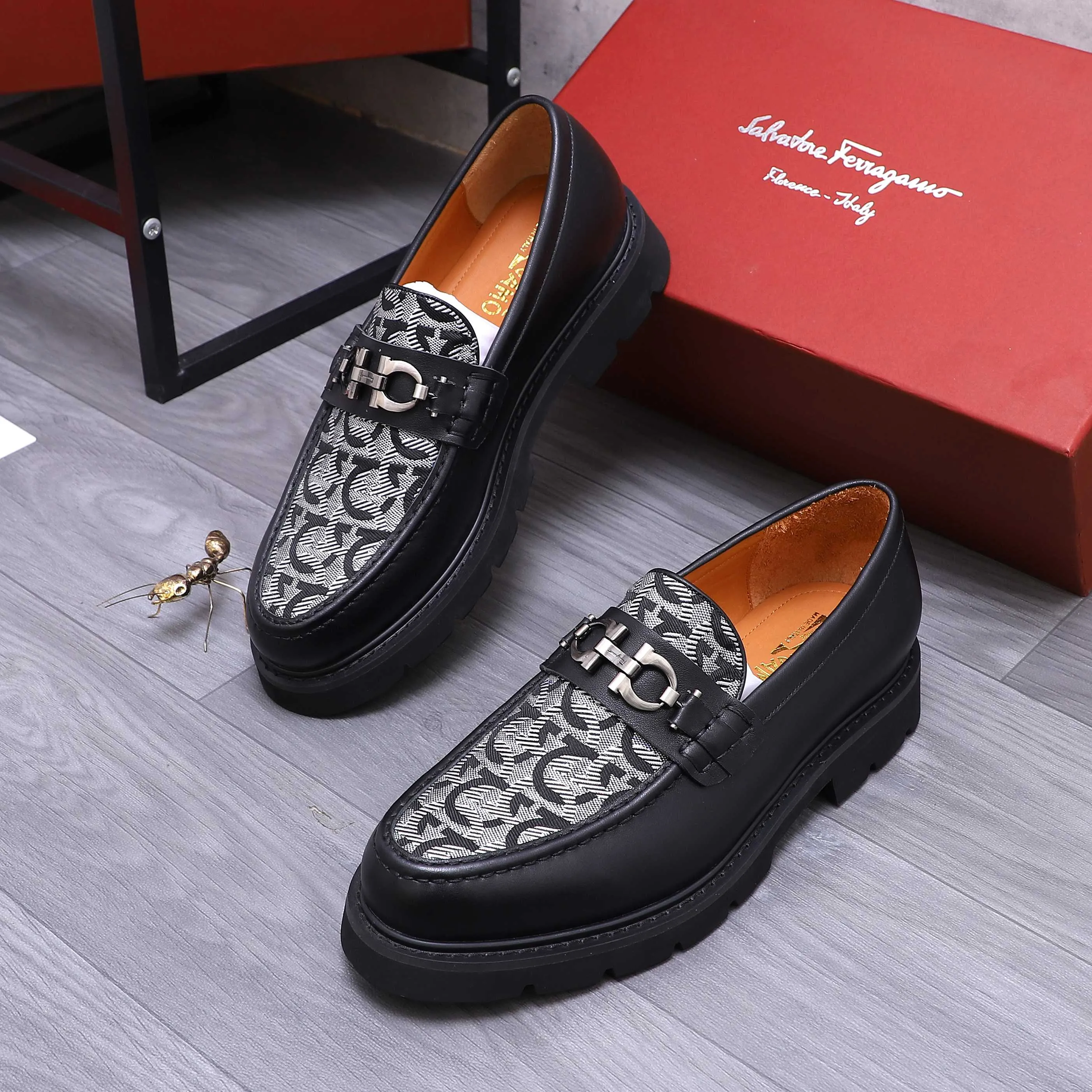 Men's shoes 💰680 Product trademark: Ferragamo " Ferragamo ] Business slip-on leather shoes Regular size: 39-44 (45 is custom-made and non-returnable) Product materials: Selected cowhide stitching woven upper, cowhide lining, original outsole
